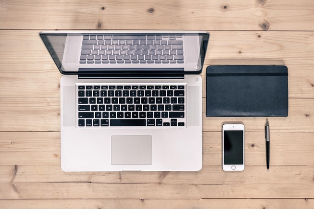 smartphone learning notebook tidy desk minimalist